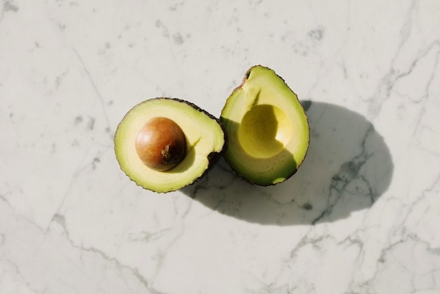 Hoe kun je een smoothie maken met een avocadopit?